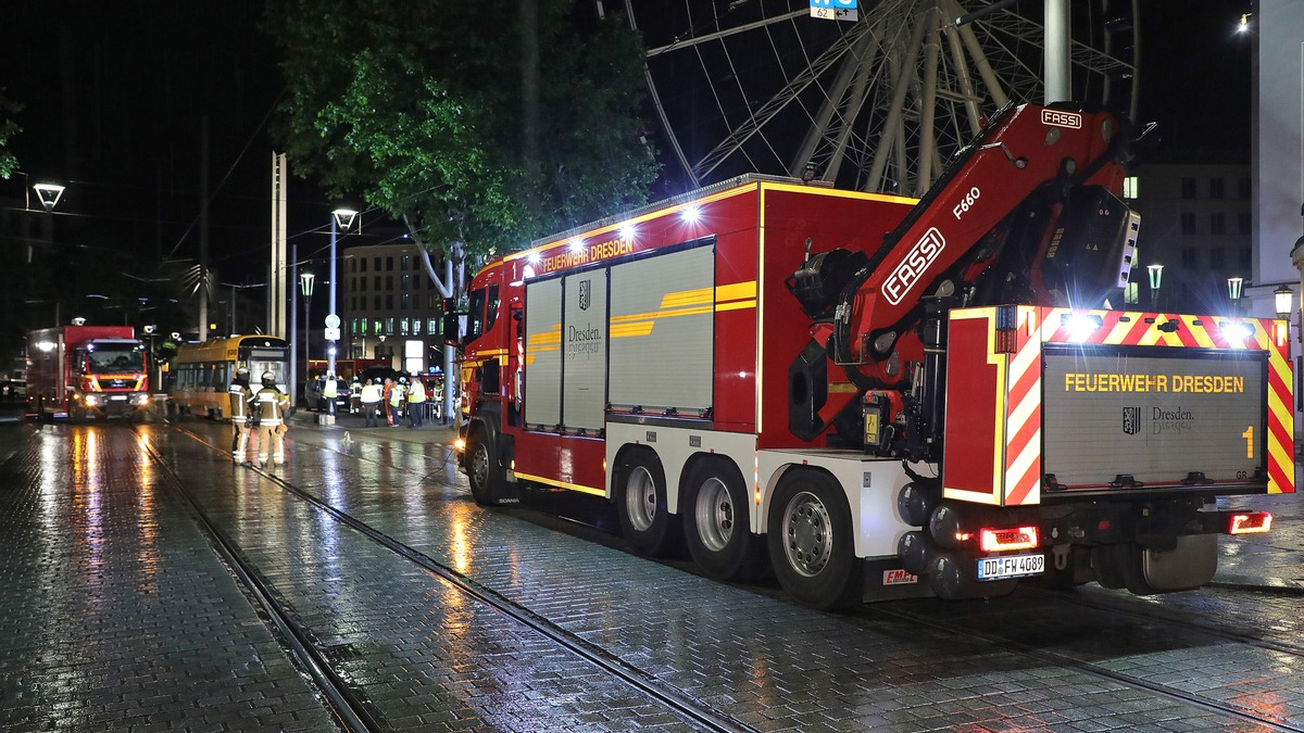 FW Dresden: Koordinierter Feuerwehreinsatz nach Weichenfehler - Straßenbahn erfolgreich eingegleist - Foto: presseportal.de