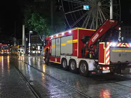 FW Dresden: Koordinierter Feuerwehreinsatz nach Weichenfehler - Straßenbahn erfolgreich eingegleist - Foto: presseportal.de