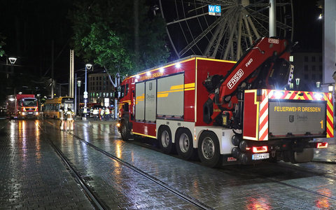 FW Dresden: Koordinierter Feuerwehreinsatz nach Weichenfehler - Straßenbahn erfolgreich eingegleist - Foto: presseportal.de