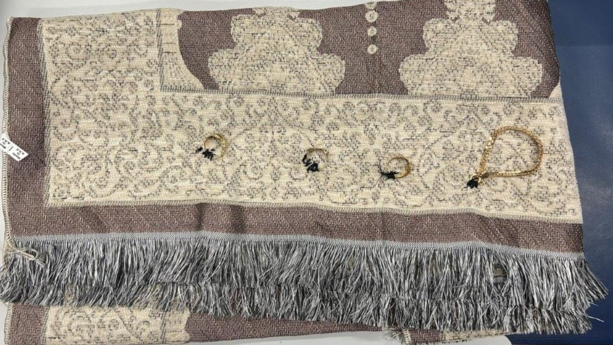 HZA-M: Zoll entdeckt Goldschmuck, eingenäht im Teppich - Foto: presseportal.de