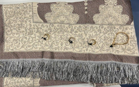 HZA-M: Zoll entdeckt Goldschmuck, eingenäht im Teppich - Foto: presseportal.de