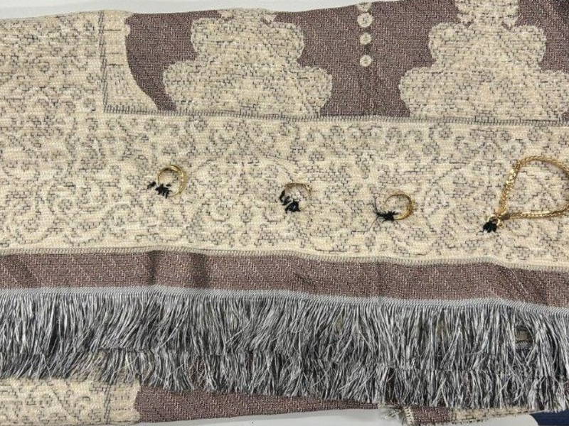 HZA-M: Zoll entdeckt Goldschmuck, eingenäht im Teppich - Foto: presseportal.de