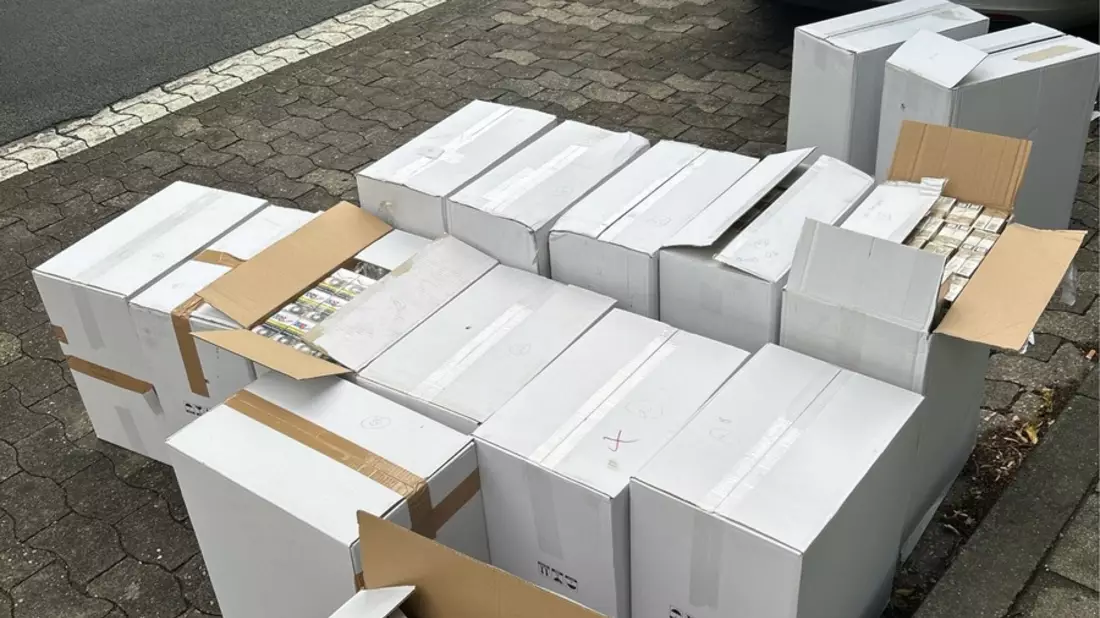 HZA-BI: Bielefelder Zoll zieht 150.000 Schmuggelzigaretten aus dem Verkehr/Zigarettenschmuggler auf der A44 nahe Anröchte gestoppt - Bild: presseportal.de