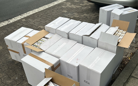 HZA-BI: Bielefelder Zoll zieht 150.000 Schmuggelzigaretten aus dem Verkehr/Zigarettenschmuggler auf der A44 nahe Anröchte gestoppt - Foto: presseportal.de