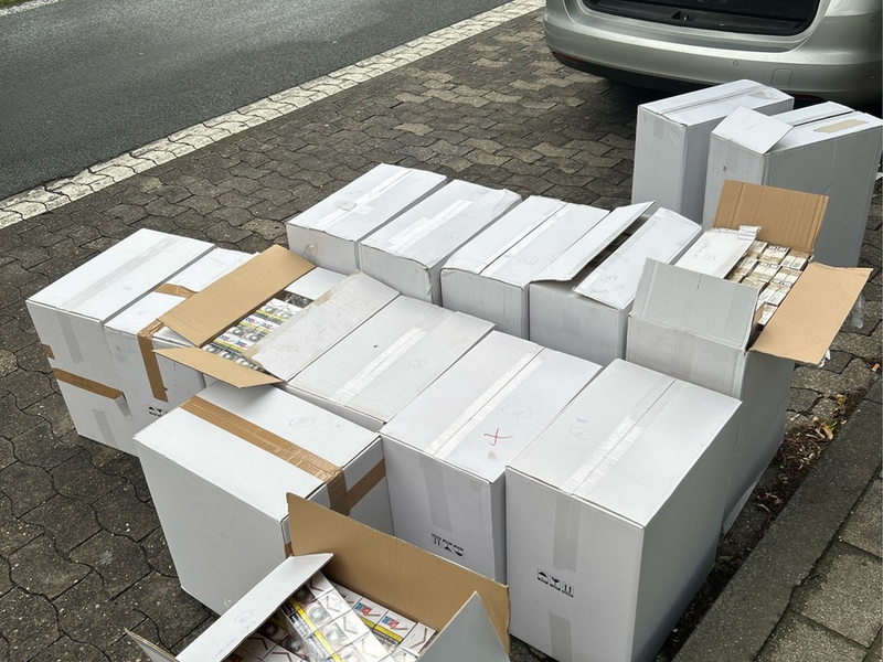 HZA-BI: Bielefelder Zoll zieht 150.000 Schmuggelzigaretten aus dem Verkehr/Zigarettenschmuggler auf der A44 nahe Anröchte gestoppt - Foto: presseportal.de