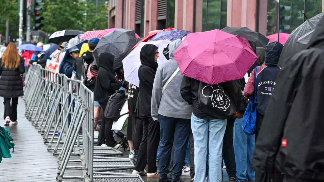 Schon Stunden vor der Eröffnung harrten Fans vor dem Einkaufszentrum in Berlin aus. - Bild: Jens Kalaene/dpa