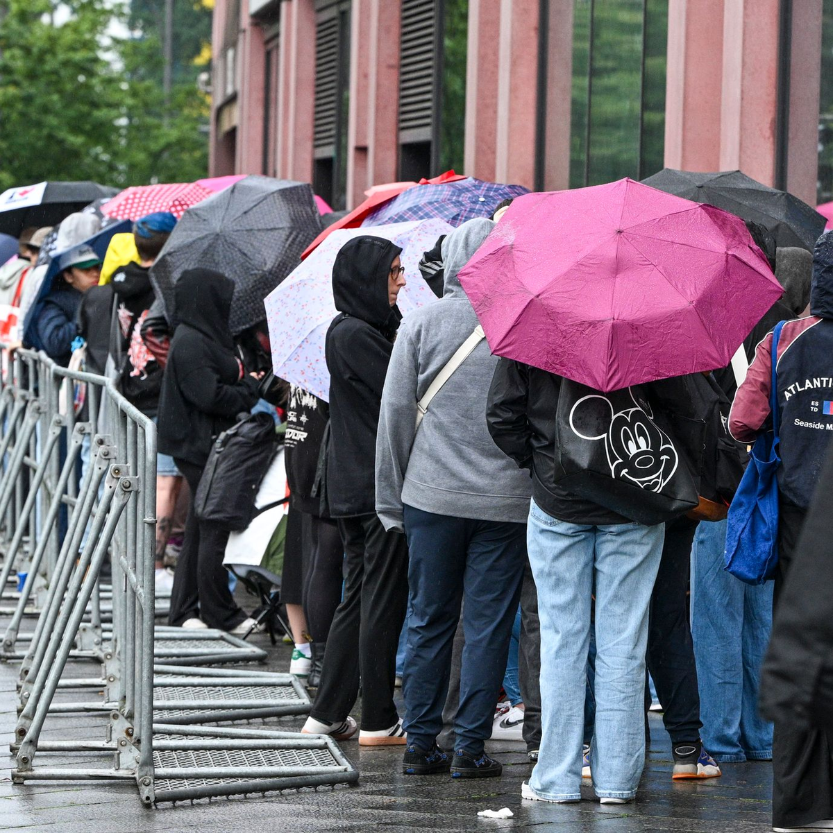 Schon Stunden vor der Eröffnung harrten Fans vor dem Einkaufszentrum in Berlin aus. - Foto: Jens Kalaene/dpa