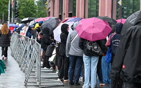 Schon Stunden vor der Eröffnung harrten Fans vor dem Einkaufszentrum in Berlin aus. - Foto: Jens Kalaene/dpa