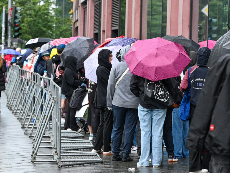 Schon Stunden vor der Eröffnung harrten Fans vor dem Einkaufszentrum in Berlin aus. - Foto: Jens Kalaene/dpa