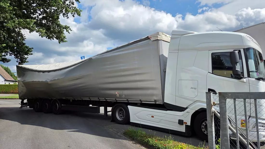 POL-HM: Ladung verrutscht - Sattelzug droht umzukippen - Bild: presseportal.de