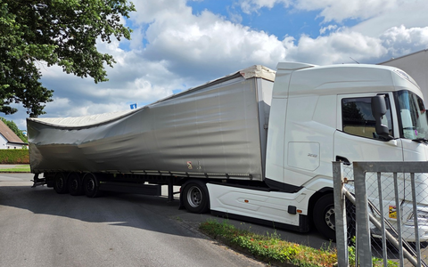 POL-HM: Ladung verrutscht - Sattelzug droht umzukippen - Foto: presseportal.de