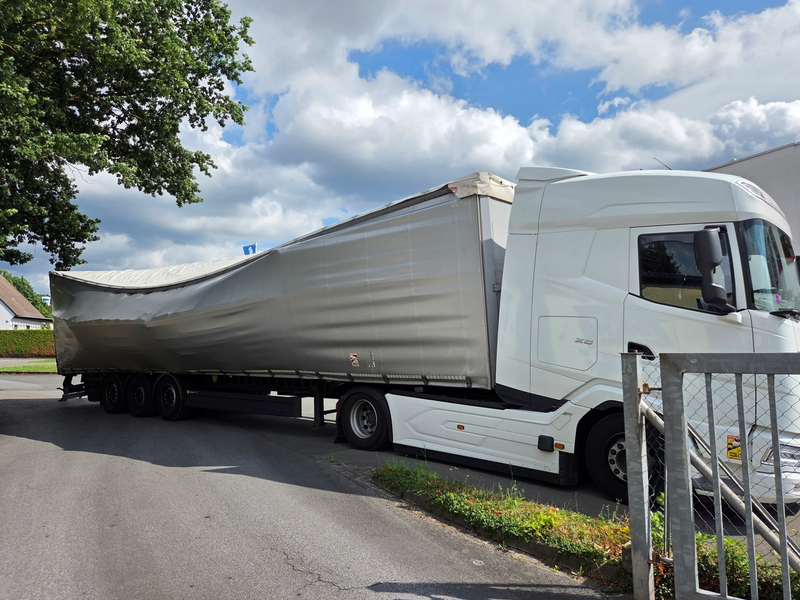 POL-HM: Ladung verrutscht - Sattelzug droht umzukippen - Foto: presseportal.de