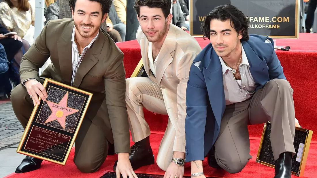 Kevin, Nick und Joe Jonas wurden jung berühmt - und mit unangemessenen Fragen konfrontiert. (Archivbild) - Bild: Jordan Strauss/Invision via AP/dpa