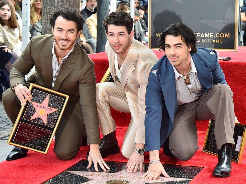 Kevin, Nick und Joe Jonas wurden jung berühmt - und mit unangemessenen Fragen konfrontiert. (Archivbild) - Foto: Jordan Strauss/Invision via AP/dpa