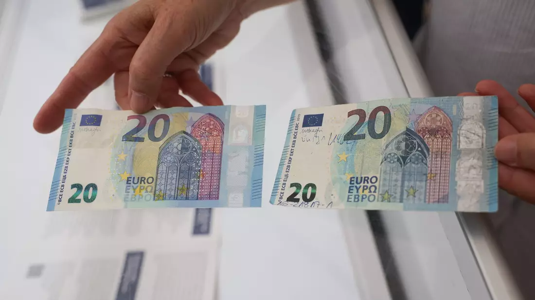 Mehr Falschgeld im Zahlungsverkehr entdeckt.   - Bild: Christian Charisius/dpa
