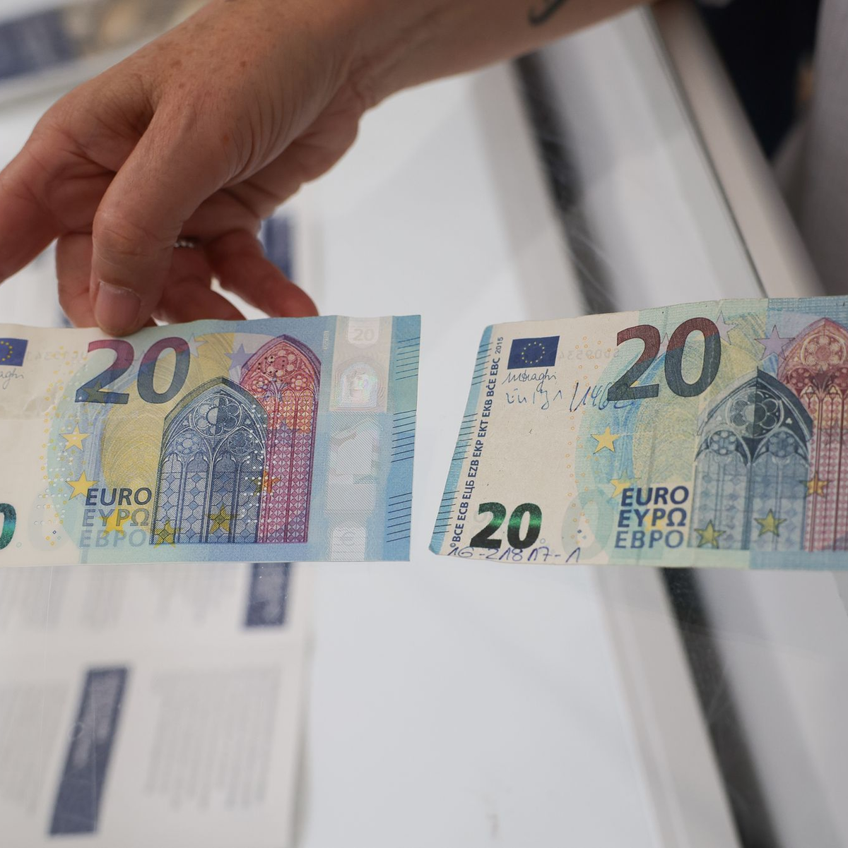 Mehr Falschgeld im Zahlungsverkehr entdeckt.   - Foto: Christian Charisius/dpa