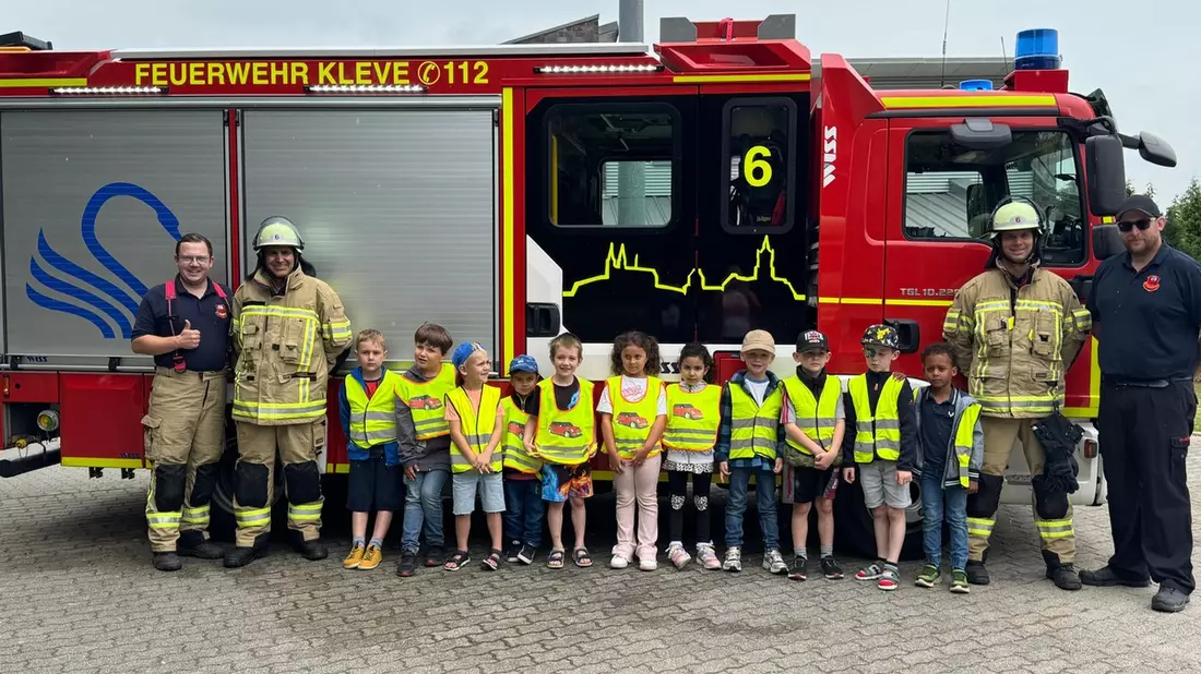 FW-KLE: Vorschulkinder zu Gast bei der Löschgruppe Donsbrüggen - Bild: presseportal.de