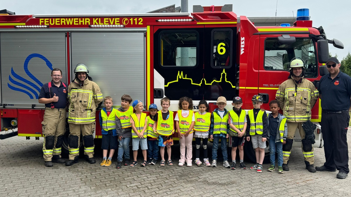 FW-KLE: Vorschulkinder zu Gast bei der Löschgruppe Donsbrüggen - Foto: presseportal.de