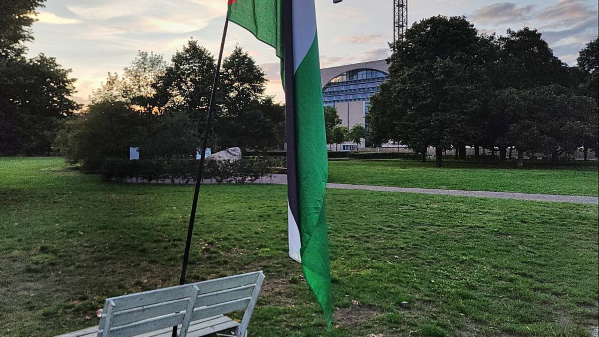 Palästinenser-Fahne vor dem Bundeskanzleramt am 24.07.2025 - Foto: über dts Nachrichtenagentur
