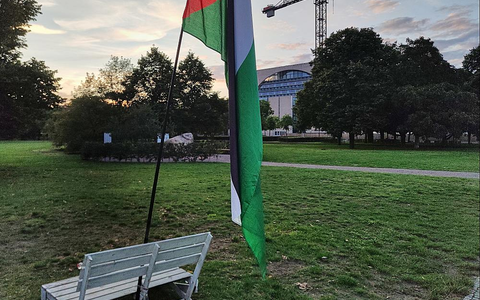 Palästinenser-Fahne vor dem Bundeskanzleramt am 24.07.2025 - Foto: über dts Nachrichtenagentur
