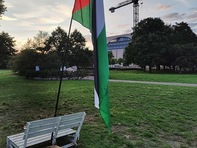 Palästinenser-Fahne vor dem Bundeskanzleramt am 24.07.2025 - Foto: über dts Nachrichtenagentur
