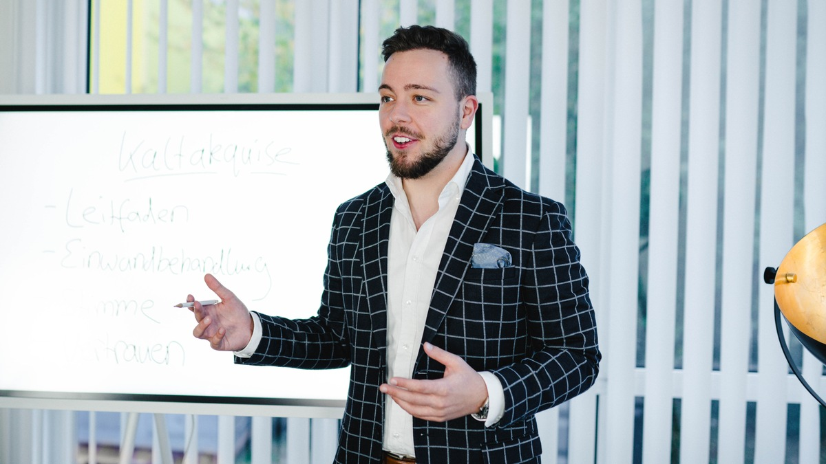 „Akquisekrieger“ Julian Mahnken sorgt für echte Telefon-Erfolge - Foto: presseportal.de