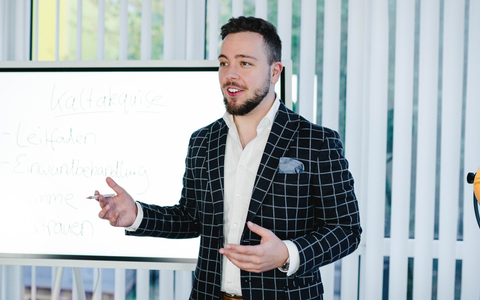 „Akquisekrieger“ Julian Mahnken sorgt für echte Telefon-Erfolge - Foto: presseportal.de