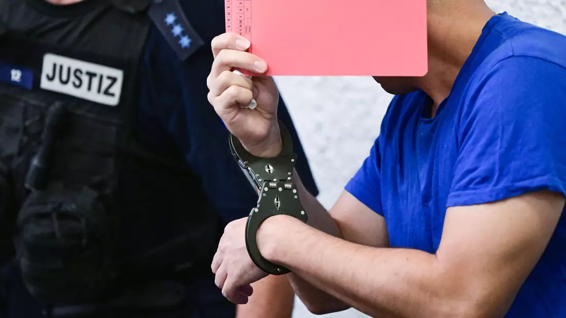 Weil er nach Überzeugung des Gerichts seine Sprachlehrerin getötet hat, muss ein 38 Jahre alter Mann ins Gefängnis. (Archivbild) - Bild: Bernd Weißbrod/dpa