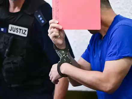 Weil er nach Überzeugung des Gerichts seine Sprachlehrerin getötet hat, muss ein 38 Jahre alter Mann ins Gefängnis. (Archivbild) - Foto: Bernd Weißbrod/dpa