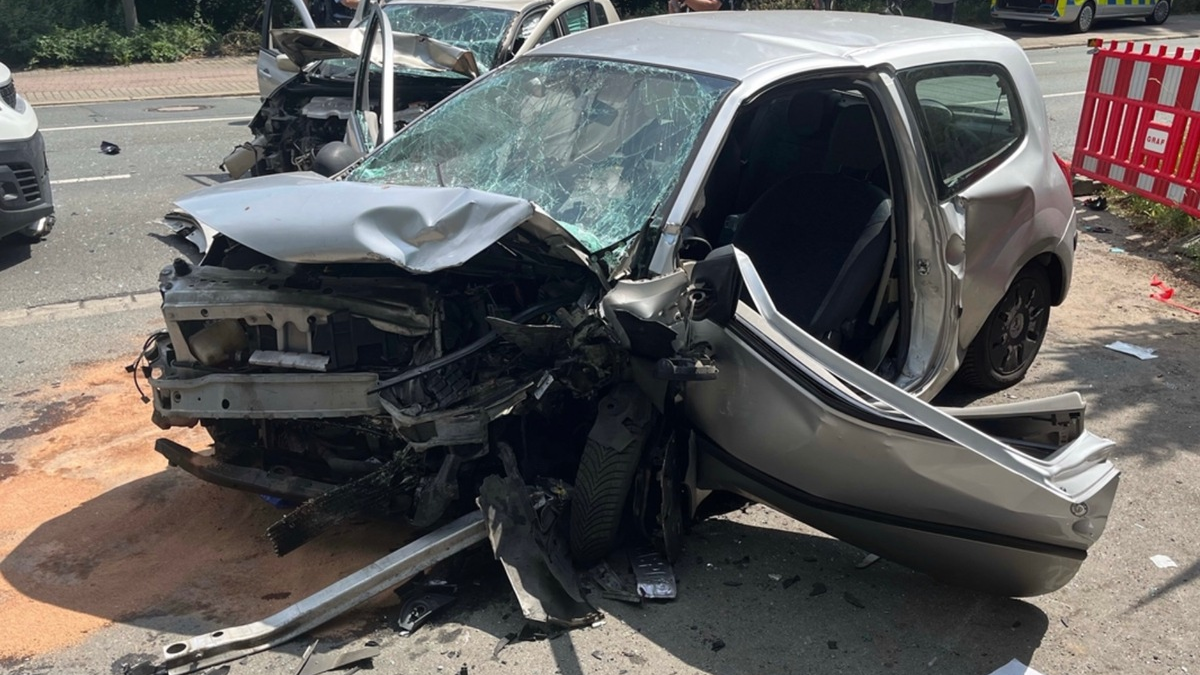 POL-DU: Obermeiderich: Schwerer Verkehrsunfall - drei beteiligte Fahrzeuge und zwei Schwerverletzte - Foto: presseportal.de