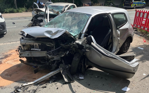 POL-DU: Obermeiderich: Schwerer Verkehrsunfall - drei beteiligte Fahrzeuge und zwei Schwerverletzte - Foto: presseportal.de