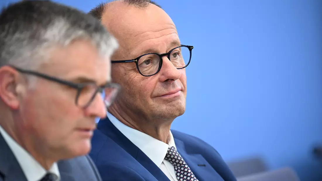 Regierungssprecher Stefan Kornelius nimmt für die Bundesregierung Stellung zum Vorstoß Macrons. (Archivbild) - Bild: Bernd von Jutrczenka/dpa