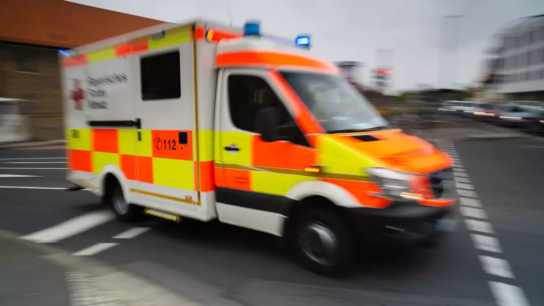 Der Junge wurde schwer verletzt in ein Krankenhaus gebracht, starb dort aber am nächsten Tag. (Symbolbild) - Bild: Nicolas Armer/dpa