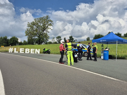 POL-SI: Motorradsonderkontrollen - #LEBEN in der Applauskurve -#polsiwi - Foto: presseportal.de