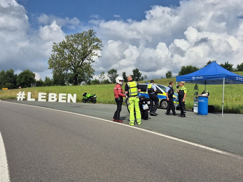 POL-SI: Motorradsonderkontrollen - #LEBEN in der Applauskurve -#polsiwi - Foto: presseportal.de
