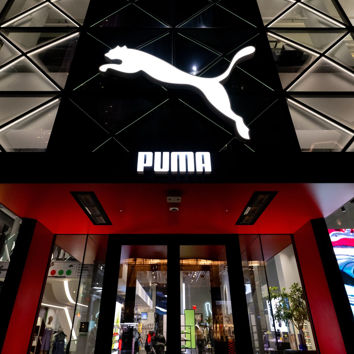 Die US-Zölle wirken sich massiv auf das Geschäft der Sportartikelbranche aus. Aber dazu kommt, dass Pumas ausgetüftelte Markenstrategie nicht zündet.  - Foto: Sven Hoppe/dpa