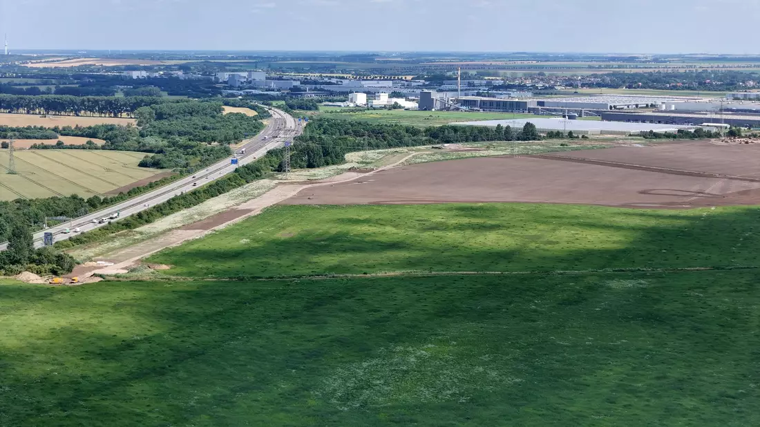 Felder zu Industriepark - das war der Plan in Magdeburg. Die riesige Intel-Investition ist jedoch geplatzt. (Archivbild) - Bild: Peter Gercke/dpa