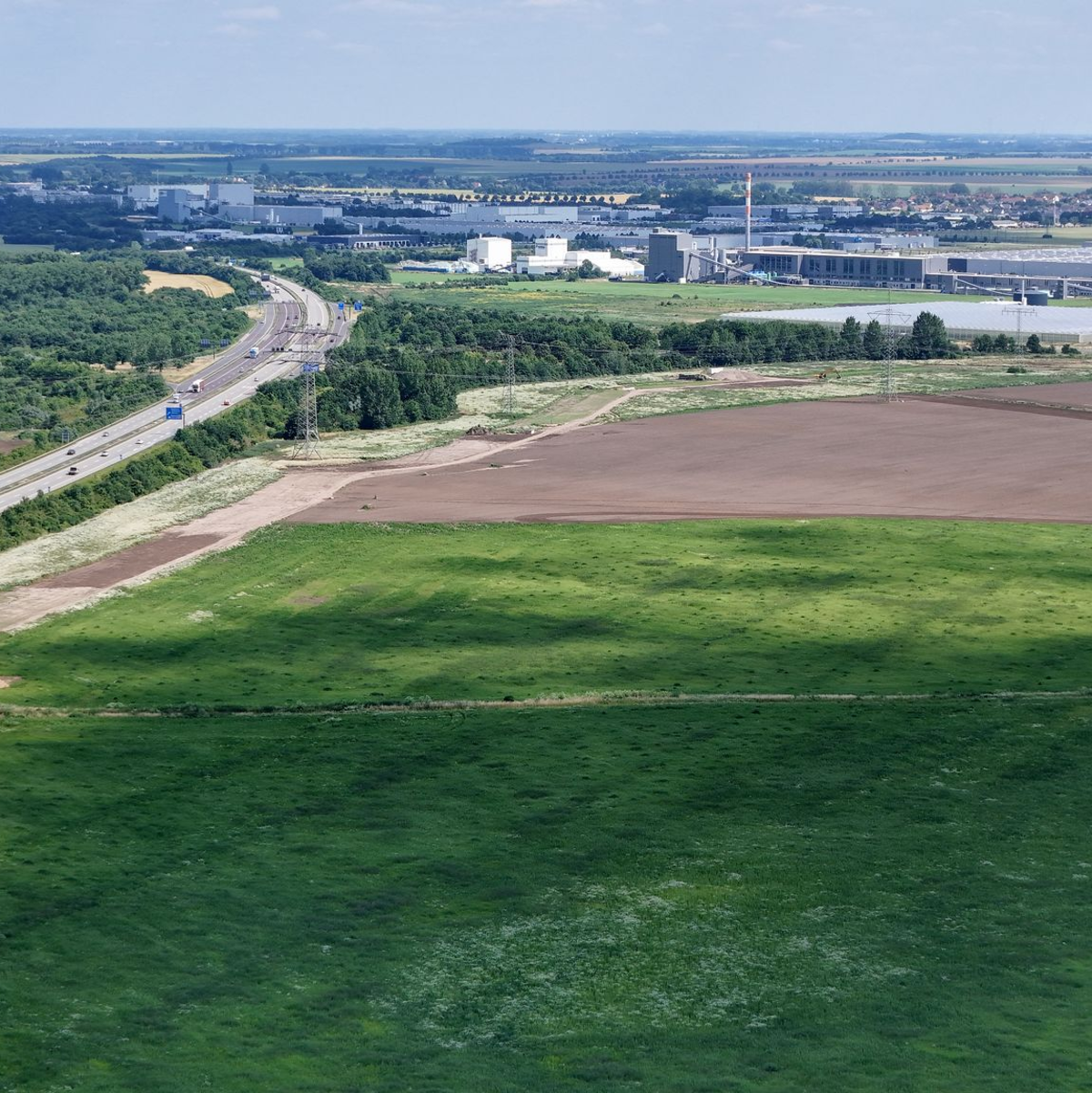 Felder zu Industriepark - das war der Plan in Magdeburg. Die riesige Intel-Investition ist jedoch geplatzt. (Archivbild) - Foto: Peter Gercke/dpa