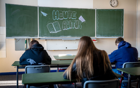 Der Deutsche Lehrerverband spricht von einer «Flut an Einser-Abis». (Symbolbild) - Foto: Sina Schuldt/dpa