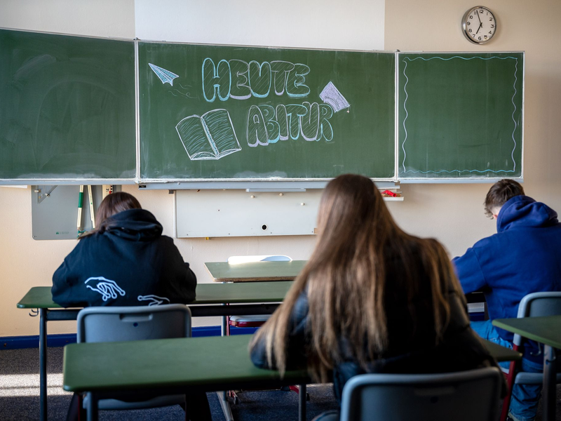 Der Deutsche Lehrerverband spricht von einer «Flut an Einser-Abis». (Symbolbild) - Foto: Sina Schuldt/dpa