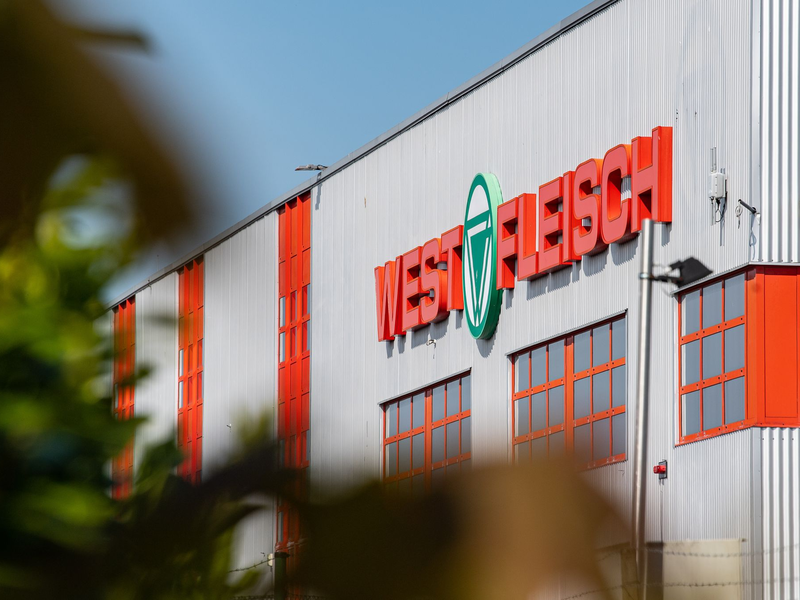 Westfleisch zählt zu den großen Schlachtbetrieben in Deutschland, ist aber vor allem im Norden des Landes vertreten. - Foto: Guido Kirchner/dpa