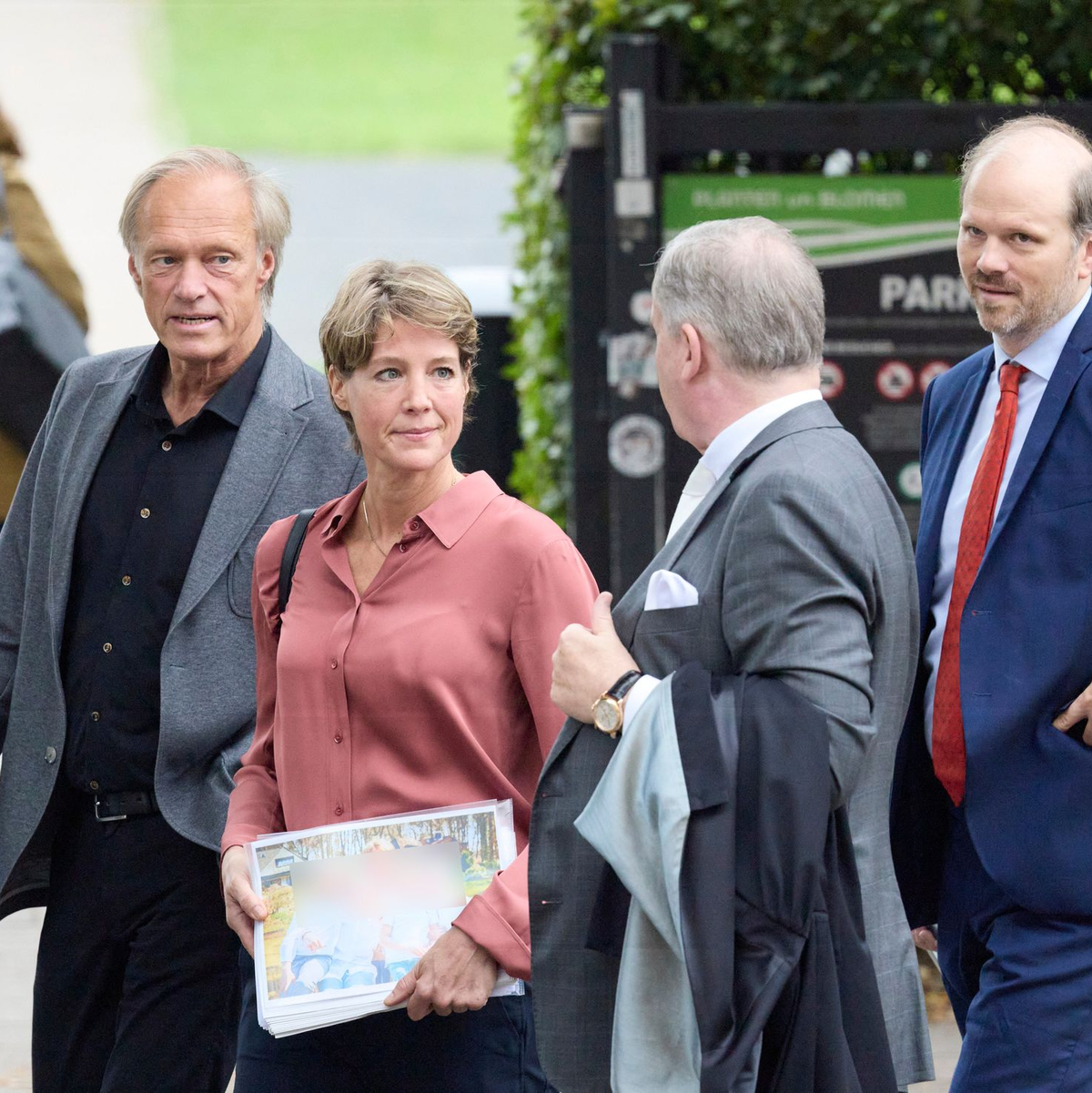 Die Angeklagte Christina Block brachte ein Foto ihrer Kinder mit zum Prozess. - Foto: Georg Wendt/dpa