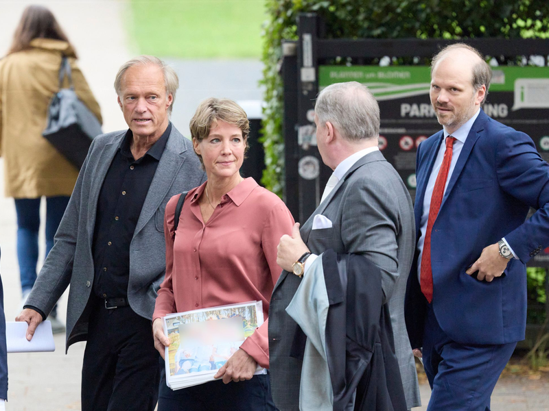 Die Angeklagte Christina Block brachte ein Foto ihrer Kinder mit zum Prozess. - Foto: Georg Wendt/dpa