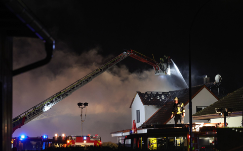 Der Brand in Wächtersbach hatte wegen seines vermeintlich rechtsextremistischen Hintergrunds für überregionales Aufsehen gesorgt. Tatsächlich wollte der pakistanische Brandstifter die Ermittler laut Urteil mit aufgesprühten rassistischen Parolen auf die falsche Fährte lenken. (Archivfoto) - Foto: Marc Webersinn/5vision.news/dpa Der Brand in Wächtersbach hatte wegen seines vermeintlich rechtsextremistischen Hintergrunds für überregionales Aufsehen gesorgt. Tatsächlich wollte der pakistanische Brandstifter die Ermittler laut Urteil mit aufgesprühten rassistischen Parolen auf die falsche Fährte lenken. (Archivfoto) - Foto: Marc Webersinn/5vision.news/dpa