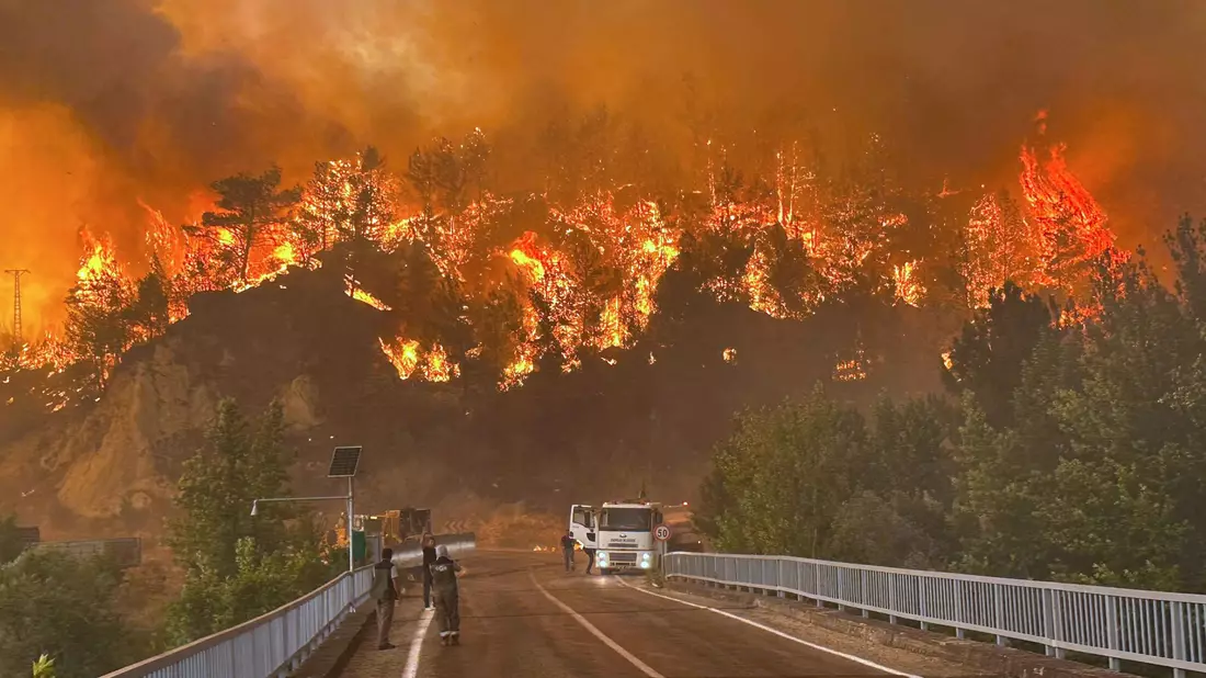 Feuerwehrleute in der Türkei konnten die schlimmsten Waldbrände inzwischen unter Kontrolle bringen. - Bild: Ridvan Bostanci/IHA/AP/dpa