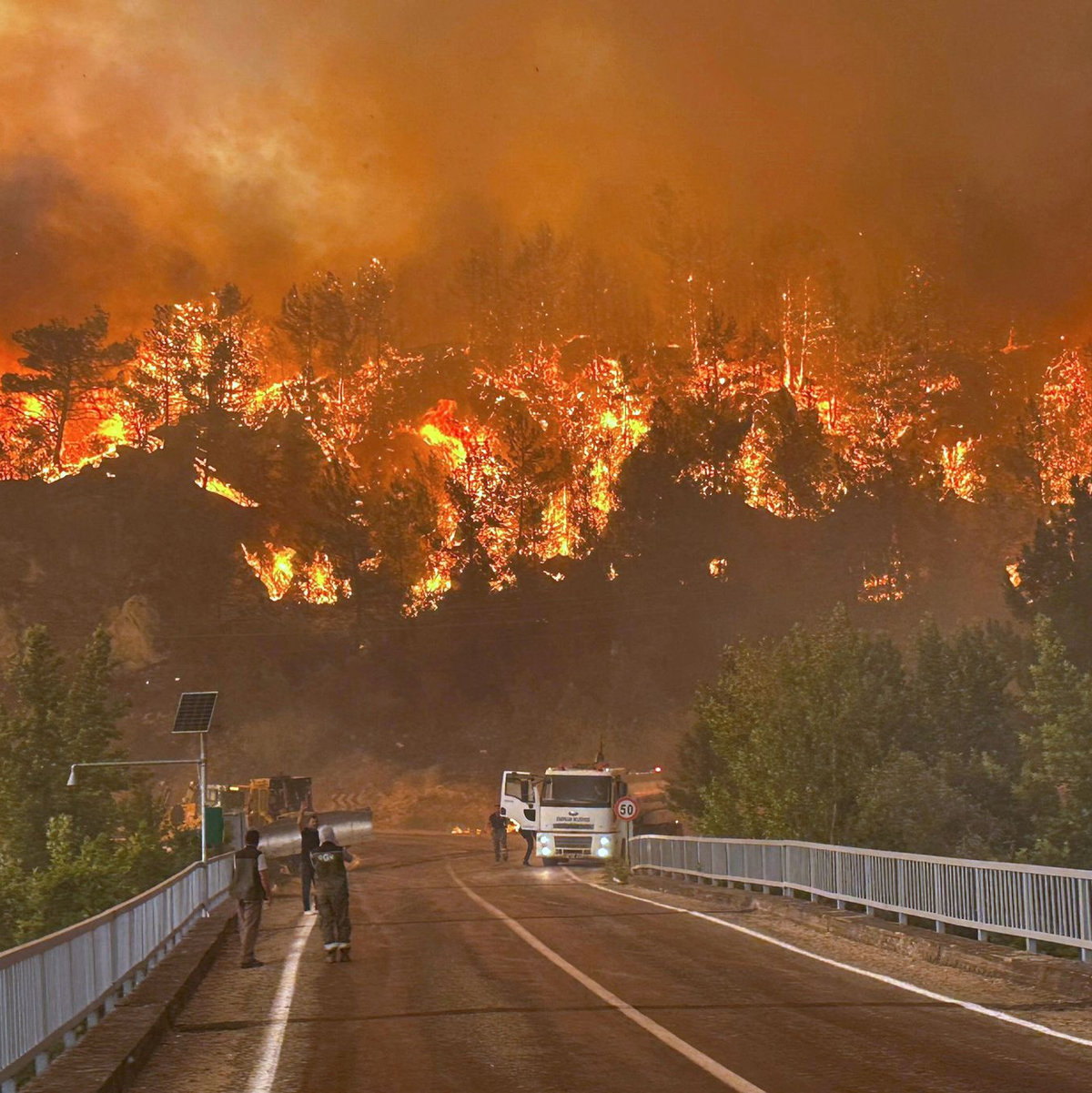 Feuerwehrleute in der Türkei konnten die schlimmsten Waldbrände inzwischen unter Kontrolle bringen. - Foto: Ridvan Bostanci/IHA/AP/dpa