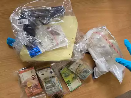 POL-STD: Polizei durchsucht 10 Objekte in Buxtehude - Drogen und Beweismittel sichergestellt, Kupferdiebe auf Stader Baustelle und in Horneburg, Bronzefigur in Stade entwendet, Einbrecher in Buxtehude - Foto: presseportal.de