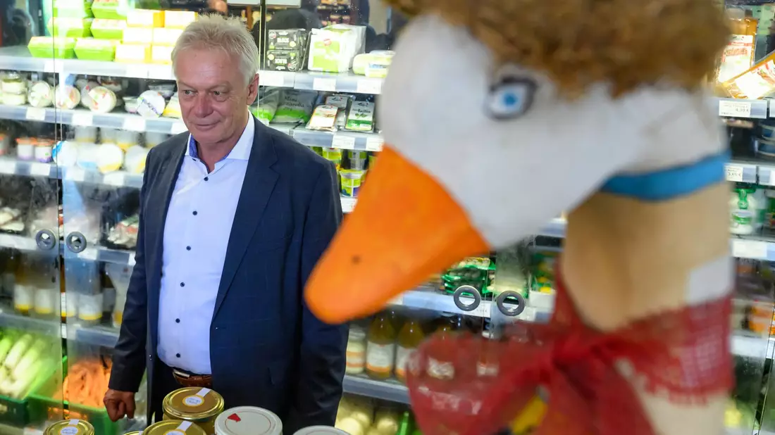Antrittsbesuch in Brandenburg: Bundesagrarminister Alois Rainer (CSU) informierte sich auf einem Biohof im brandenburgischen Brodowin, dessen Betreiber als Öko-Pionier gilt.  - Bild: Patrick Pleul/dpa