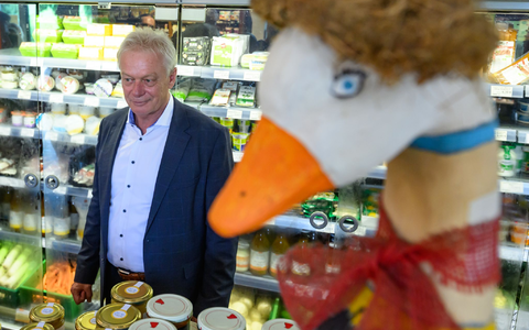 Antrittsbesuch in Brandenburg: Bundesagrarminister Alois Rainer (CSU) informierte sich auf einem Biohof im brandenburgischen Brodowin, dessen Betreiber als Öko-Pionier gilt.  - Foto: Patrick Pleul/dpa