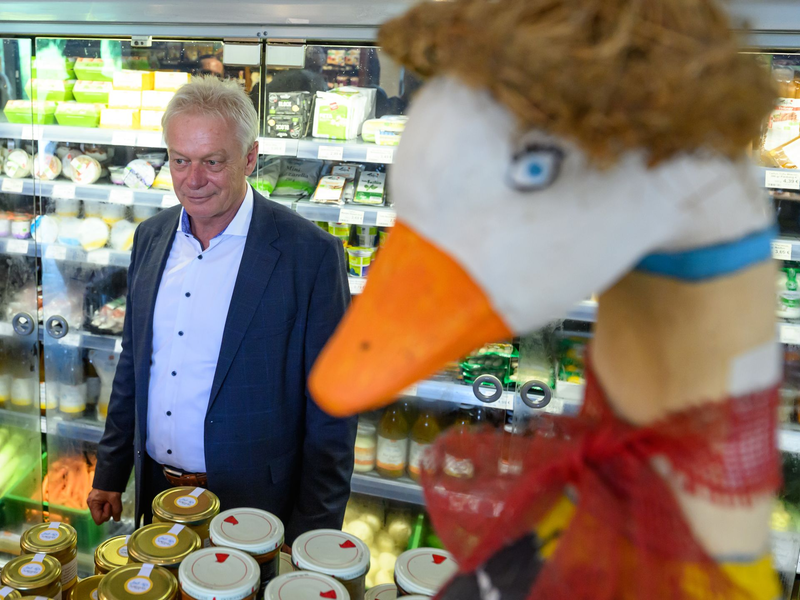 Antrittsbesuch in Brandenburg: Bundesagrarminister Alois Rainer (CSU) informierte sich auf einem Biohof im brandenburgischen Brodowin, dessen Betreiber als Öko-Pionier gilt.  - Foto: Patrick Pleul/dpa